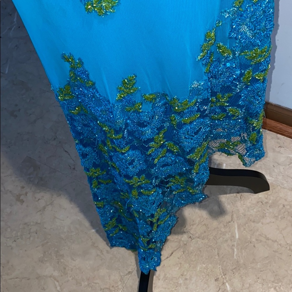 Evening dress with beads - Picture 4 of 16